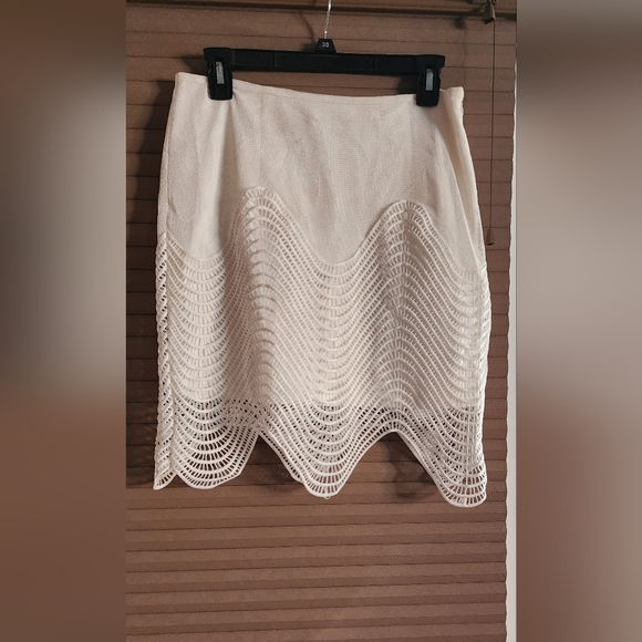 J.O.A. Los Angeles Women's Sheer Overlay White Mini Skirt with side Zipper. M - Picture 2 of 6